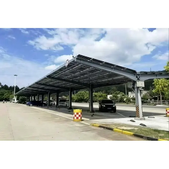 Posto auto coperto solare con struttura a T